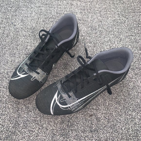 Nike Basic Black cleat, size 9 - Picture 2 of 2